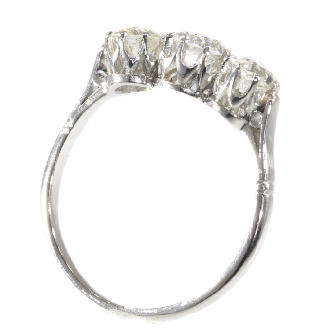 Art Deco Platinum 3-stone inline ring with diamonds by Artista Desconocido