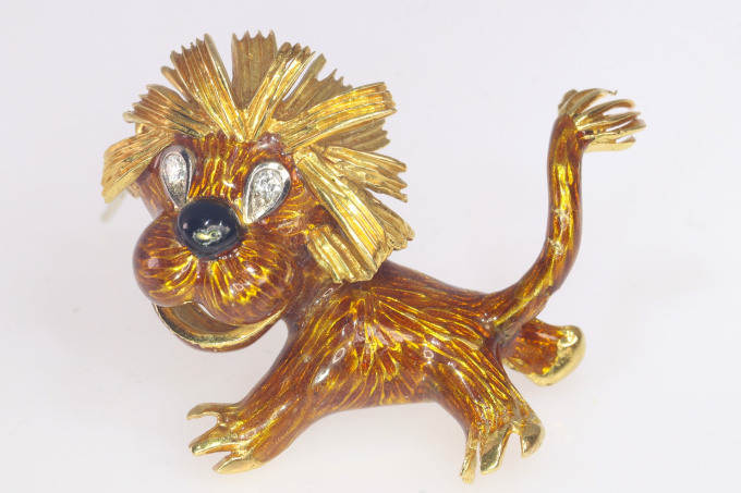 Vintage Fifties amusing 18K enameled gold lion with diamond eyes by Artista Sconosciuto