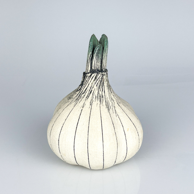 Gunvor Olin-Grönqvist – A stoneware sculpture of a garlic bulb – Arabia Finland ca. 1980 by Gunvor Olin-Grönqvist