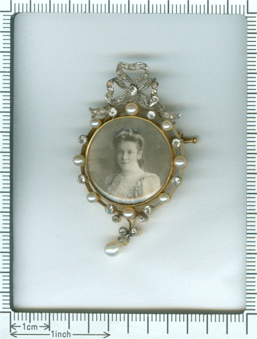 Belle Epoque old picture brooch set with diamonds and pearls by Unknown Artist
