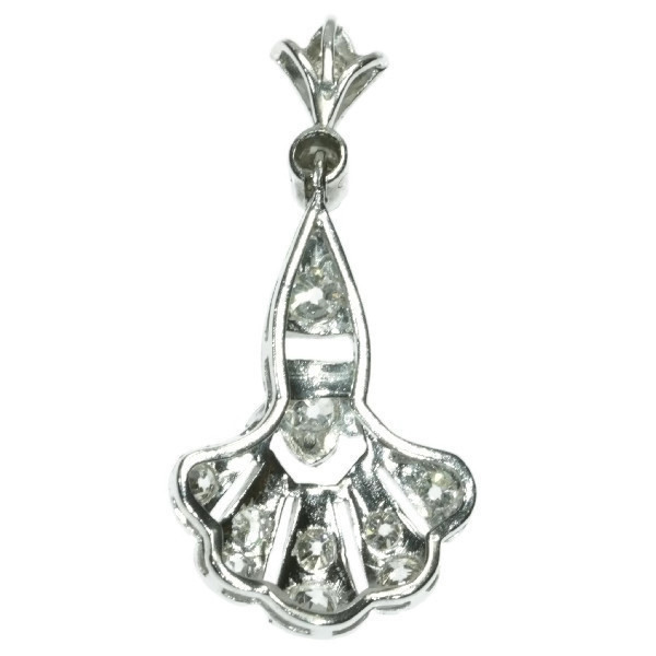 Platinum Art Deco diamond pendant by Artista Sconosciuto