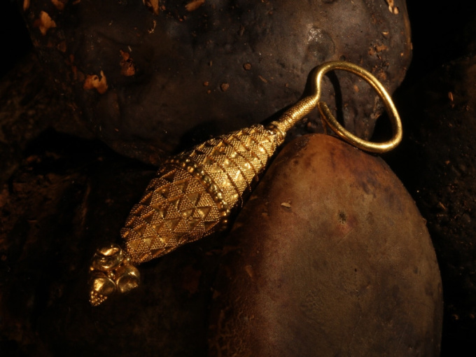 Ancient yellow gold granulated ear-ring by Artista Desconhecido