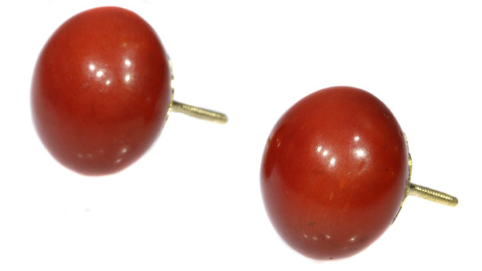 Antique gold red coral stud earrings (ca. 1900) by Artista Sconosciuto