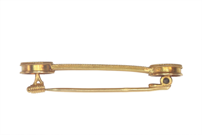 Vintage antique 19th Century 18K gold bar brooch decorated with gold granulation by Artista Desconhecido