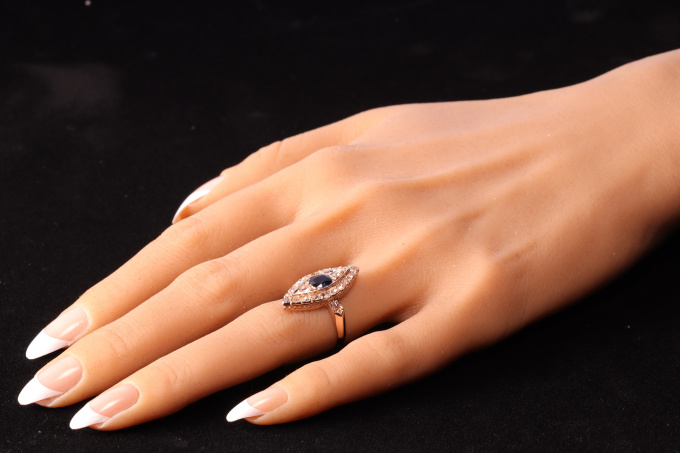 Vintage antique diamond marquise shaped ring with natural sapphire by Unbekannter Künstler