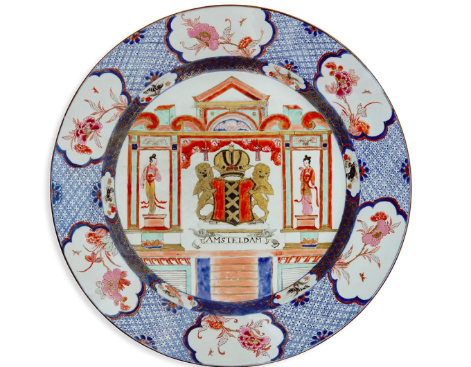An extremely rare and large Chinese export famille rose armorial porcelain charger with  the Amsterdam coat-of-arms by Artista Desconhecido