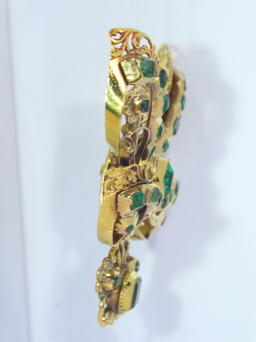 Antique gold bow pendant with emeralds second half 17th Century by Artista Desconocido