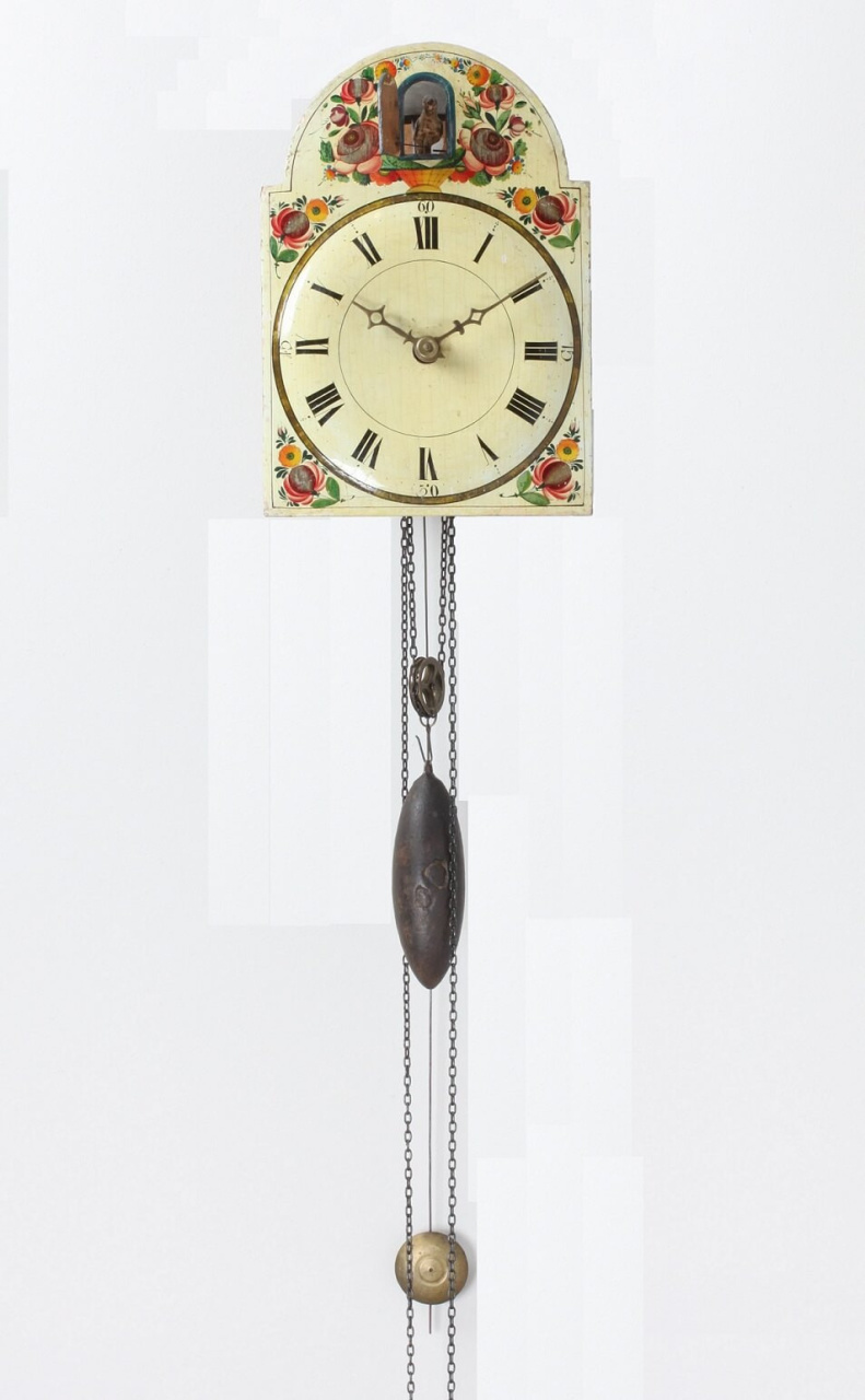 Un antico orologio da parete a cucù della Foresta Nera in Germania, circa  1830 - Gallerease