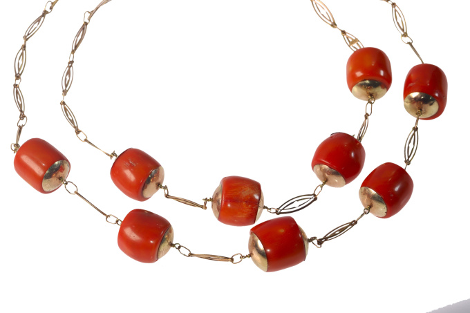 Antique 14K double row necklace with exceptional large coral beads by Artista Desconhecido