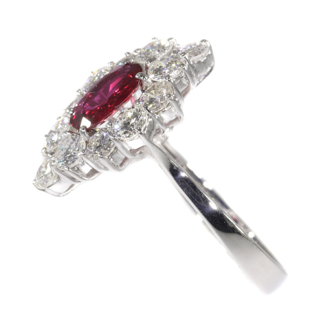 Vintage 1970's ring with beautiful ruby and set with 12 brilliant cut diamonds by Artista Desconocido