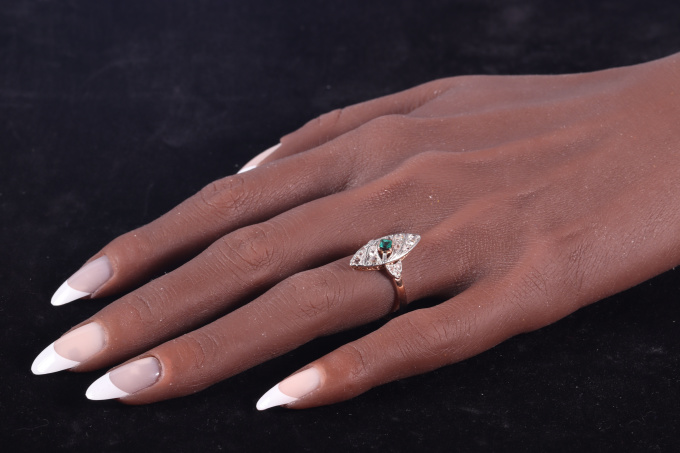 Vintage 1920's Art Deco diamond and high quality emerald ring by Artista Sconosciuto