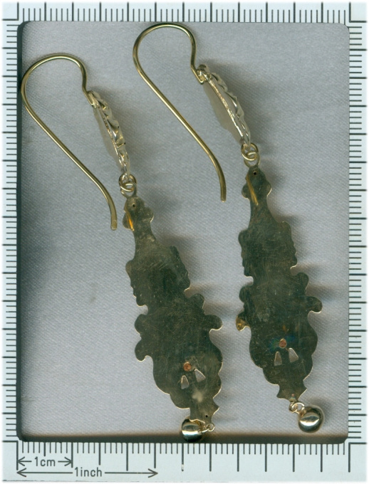 Long pendant Victorian gold earrings by Artista Desconocido