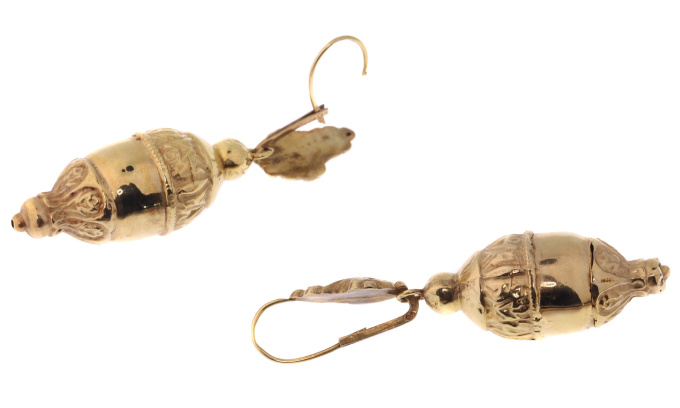 Victorian 18kt red gold dangle earrings, acorn motifs by Artista Desconocido