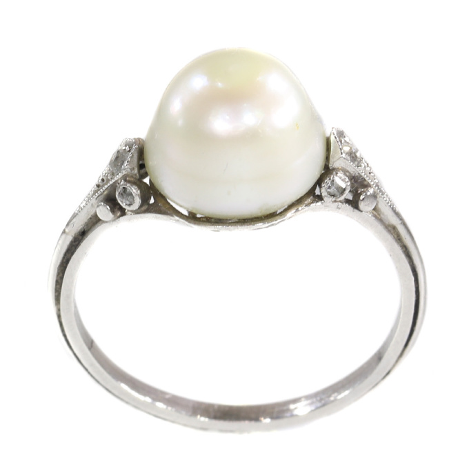 Vintage platinum ring with big pearl and rose cut diamonds by Artista Sconosciuto