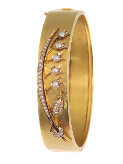 Antique gold bangle with lily of the valley motive by Artista Sconosciuto