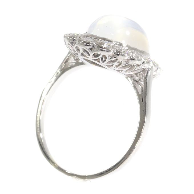 Vintage platinum diamond ring with magnificent moonstone by Onbekende Kunstenaar