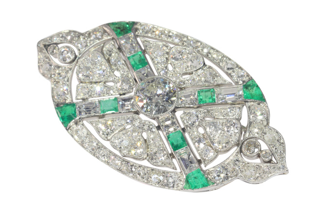 Art Deco platinum diamond and emerald brooch with almost 7.00 crts of total diamond weight by Onbekende Kunstenaar