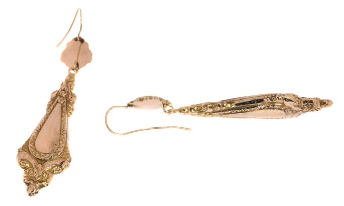 Antique gold dangle earrings with enamel Victorian era by Onbekende Kunstenaar