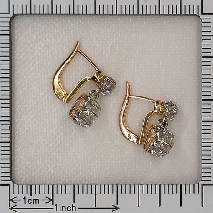 Deco Diamonds Earrings: The 1920s Elegance in Gold and Platinum by Onbekende Kunstenaar