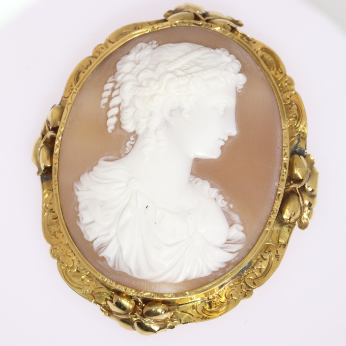 High quality Victorian antique shell cameo mounted in gold brooch by Unbekannter Künstler