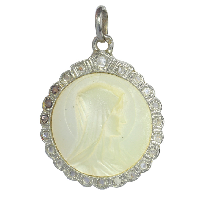 Vintage 1920's Art Deco diamond and plate of mother-of-pearl Mother Mary pendant by Unbekannter Künstler