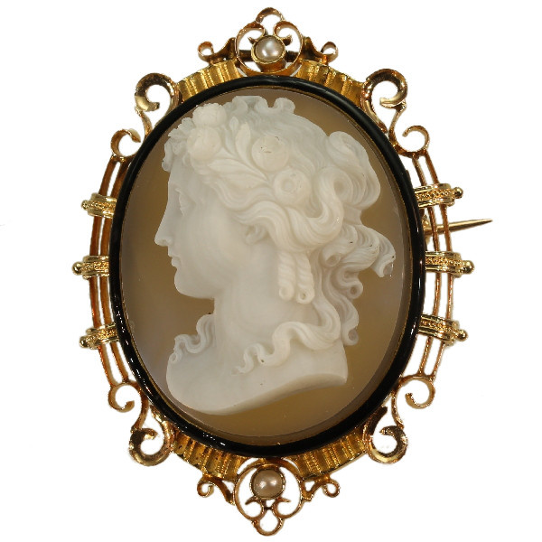 French Victorian antique hard stone cameo in elegant enameled mounting by Artiste Inconnu
