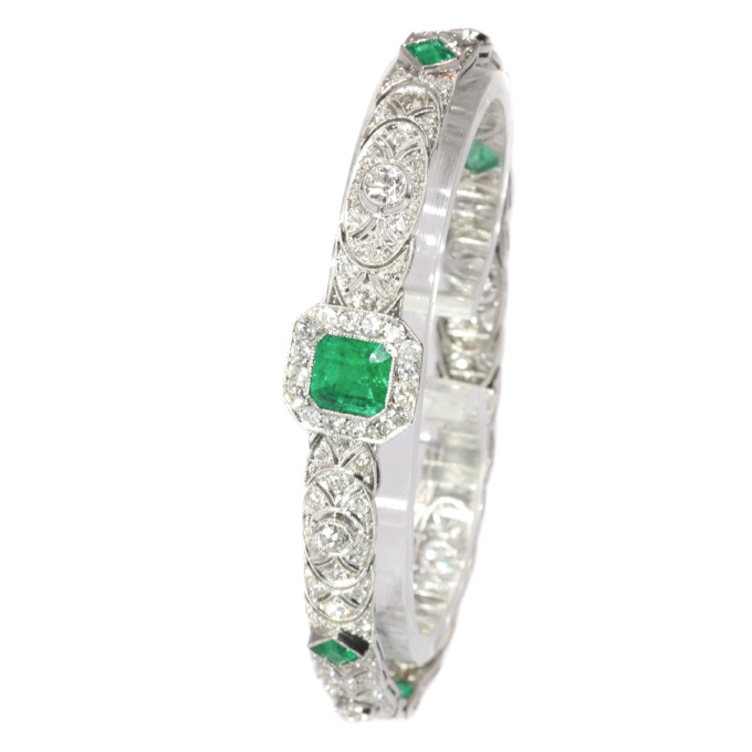 High quality platinum Art Deco bracelet with 140 diamonds and top emeralds by Artista Desconocido