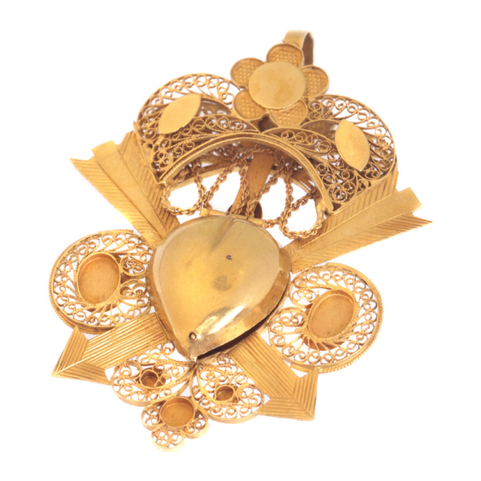 Late 18th Century Georgian arrow pierced heart locket pendant in gold filigree by Artiste Inconnu