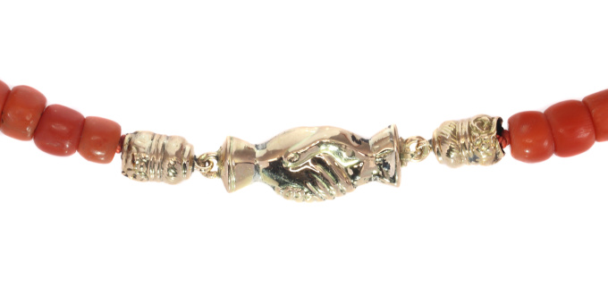 Victorian antique Dutch coral necklace with gold holding hands as clasp by Unbekannter Künstler