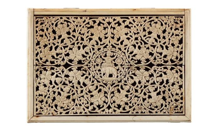 A rare Portuguese-Sinhalese openwork ivory and ebony casket with silver mounts by Artista Desconhecido