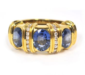 Sapphire in yellow gold with brilliant cut diamonds by Puck Eigenmann