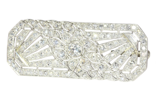 French platinum Art Deco diamond brooch by Artista Desconhecido