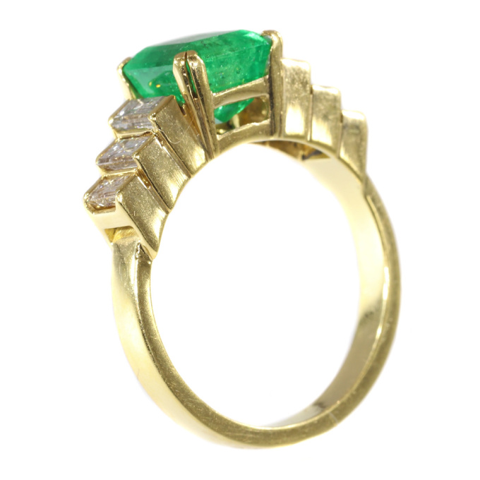 Vintage French estate ring with high quality Colombian emerald and baguette diamonds by Unbekannter Künstler