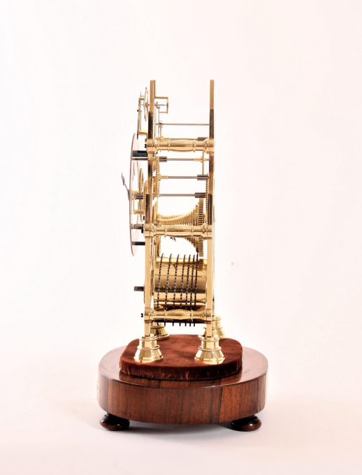 A small English brass skeleton clock with balance wheel, circa 1840 by Artista Desconhecido
