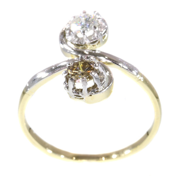 Vintage Fifties romantic engagement ring with white and champagne brilliant by Artista Desconhecido