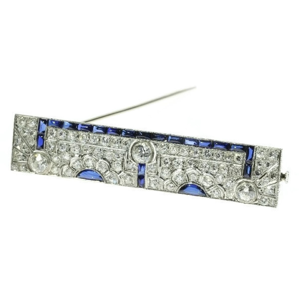 Must See! Strong design Art Deco platinum brooch diamonds and sapphires by Artista Sconosciuto