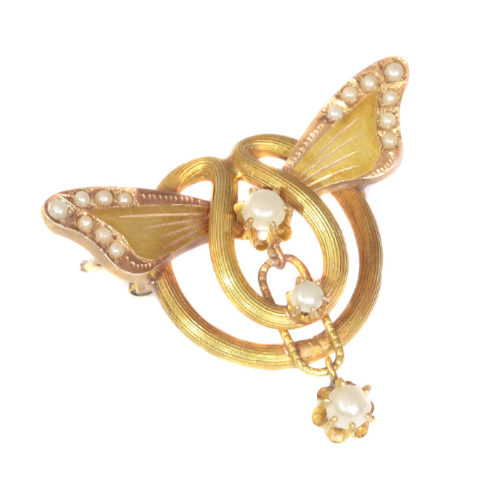Antique gold brooch with butterfly wings set with half seed pearls by Artista Desconocido