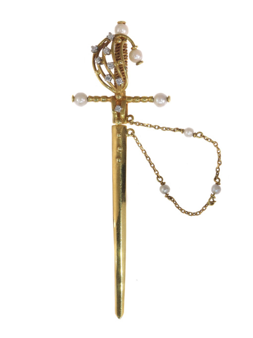 Vintage gold sword scarf or lapel pin with diamonds and pearls by Onbekende Kunstenaar