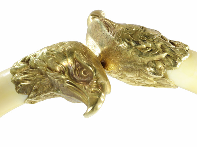 French Late Victorian antique ivory bangle with big gold eagle head ornaments by Artista Desconocido