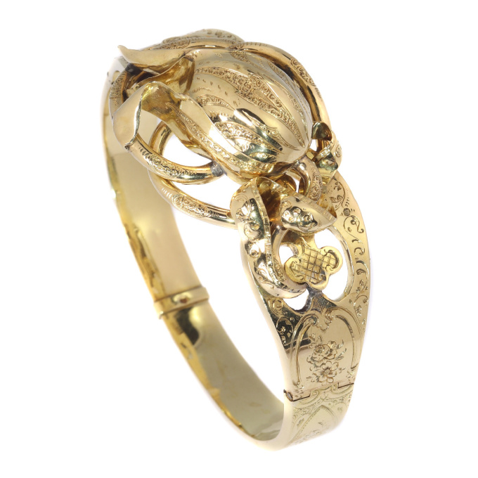 Antique gold bangle with large tulip motive by Artista Desconocido