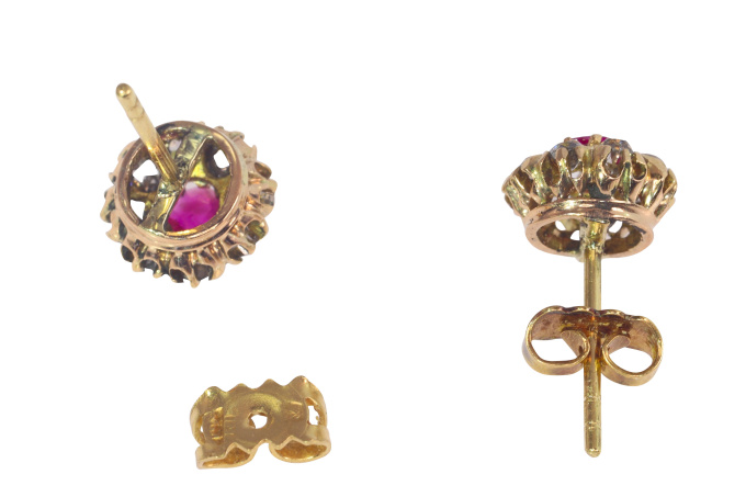 Antique Victorian antique diamond earstuds with natural rubies by Onbekende Kunstenaar