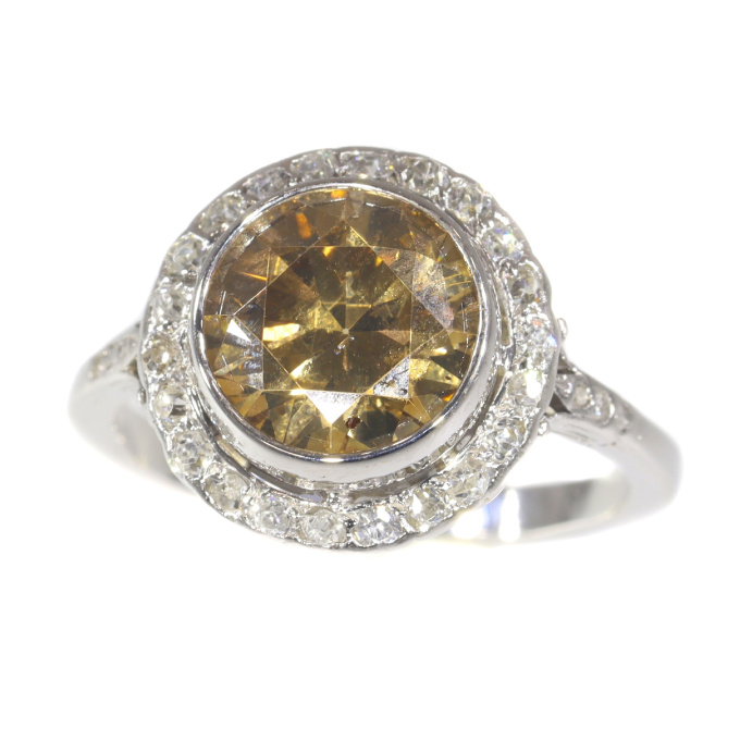 Vintage Fifties diamond engagement ring with large 2.53 crt natural fancy deep yellowish brown brilliant by Onbekende Kunstenaar