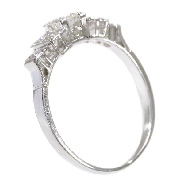 Vintage platinum Art Deco diamond engagement ring by Artista Desconocido