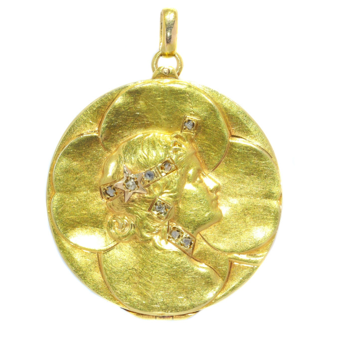 Vintage Art Nouveau lucky locket with four leaf clover and womans head set with diamonds by Artista Desconhecido