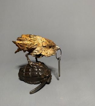 Mus op granaat by Pieter Vanden Daele