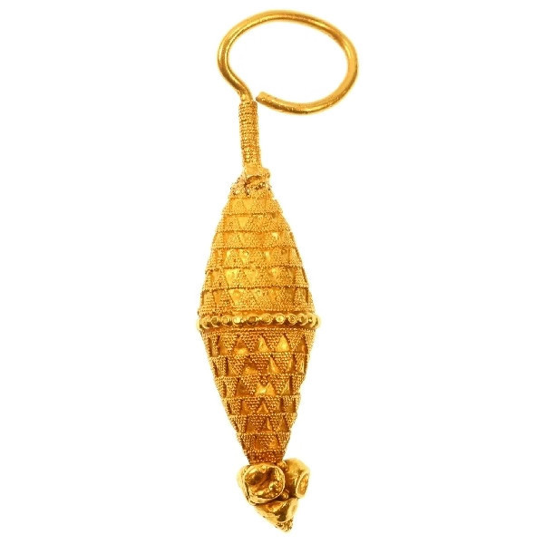 Ancient yellow gold granulated ear-ring by Artista Sconosciuto