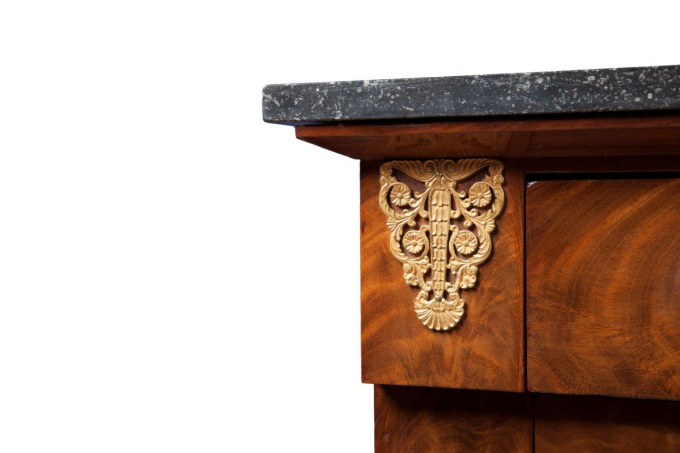 Mahogany commode with ormolu bronze fittings. by Artista Sconosciuto