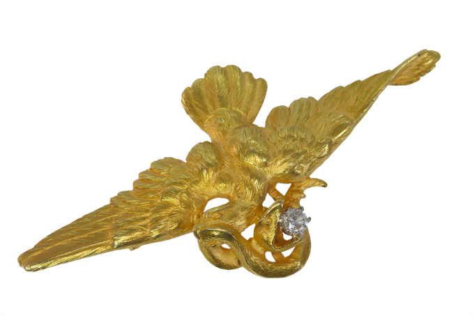 Vintage French antique brooch/pendant flying eagle fighting a snake holding a diamond in its beak by Onbekende Kunstenaar