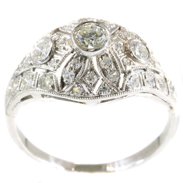 Platinum diamond engagement ring slightly domed by Artista Desconocido