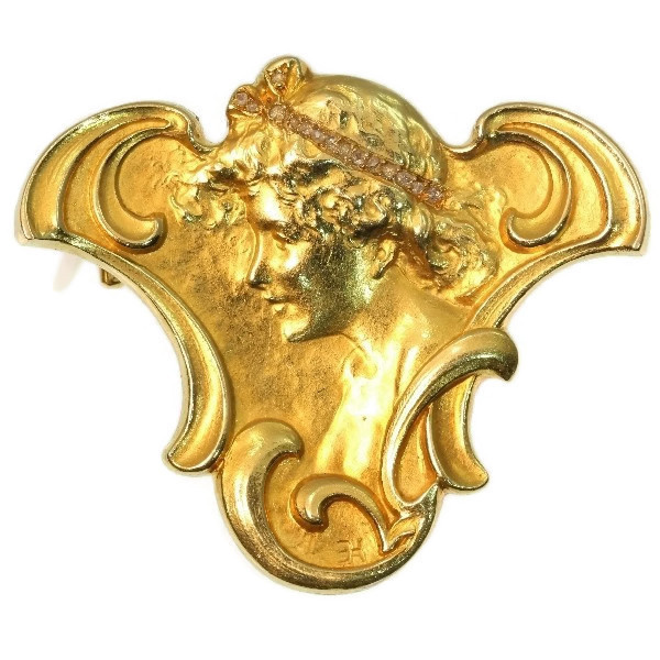 Art Nouveau brooch pendant with human head wearing diamond hair band by Artista Desconhecido